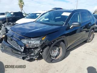 ✅ 2021 Toyota RAV4 LE • VIN: JTMH1RFV7MD070519 • Лот: 43740883. Опубликован ранее на IAAI с пробегом 51 471 миль. Бесплатный доступ к архиву аукционных продаж из США и подробный отчёт об истории автомобиля на DreamBid. Изображение 2.