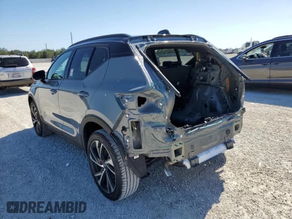 ✅ 2022 Volvo XC40 R-Design • VIN: YV4AC2HM4N2789180 • Lot: 39333823. Listed on Copart with 527 mi. Free auction sales archive from the USA and detailed vehicle history report at DreamBid. Image 2.