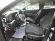 2024 Hyundai Kona SEL z VIN KM8HBCAB4RU103938, wystawiony jako Copart lot #71125875 z przebiegiem 30 341 mil mil oraz Szkoda całkowita • Salvage title. Historia ofert i sprzedaży dostępna na DreamBid. Obrazek 7.