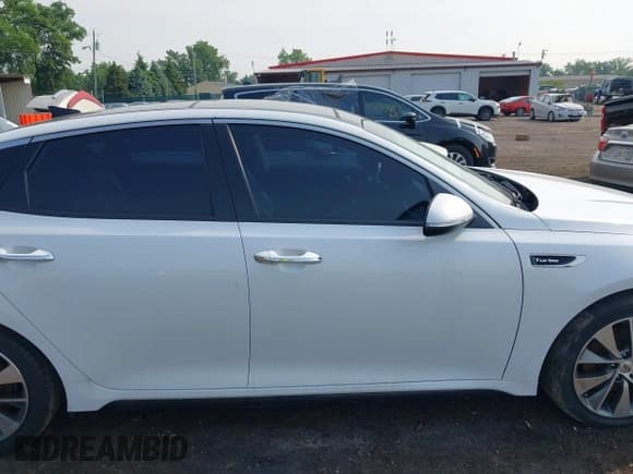 ✅ 2016 Kia Optima SX Turbo • VIN: 5XXGW4L28GG077953 • Lot: 42498707. Listed on IAAI with 100,000 mi. Free auction sales archive from the USA and detailed vehicle history report at DreamBid. Image 13.