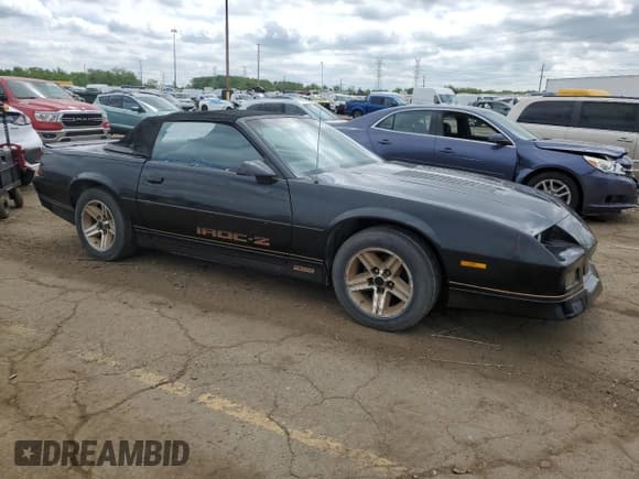 ✅ 1987 Chevrolet Camaro • VIN: 1G1FP31H6HN164226 • Lot: 57642075. Wystawiony na Copart z przebiegiem 70 186 mil. Bezpłatny archiwum sprzedaży aukcyjnych z USA i szczegółowy raport historii pojazdu na DreamBid. Zdjęcie 4.