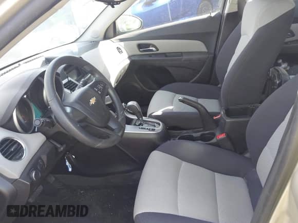 2014 Chevrolet Cruze LS z VIN 1G1PA5SG4E7425909, wystawiony jako IAAI lot #43494913 z przebiegiem 76 172 mil mil oraz . Historia ofert i sprzedaży dostępna na DreamBid. Obrazek 5.