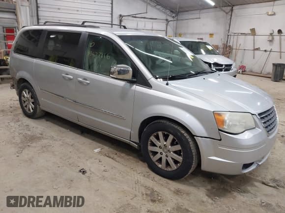 ✅ 2011 Chrysler Town & Country Touring • VIN: 2A4RR8DG0BR784363 • Lot: 43677916. Wystawiony na IAAI z przebiegiem 227 780 mil. Bezpłatny archiwum sprzedaży aukcyjnych z USA i szczegółowy raport historii pojazdu na DreamBid. Zdjęcie 1.
