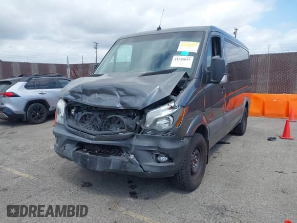 ✅ 2015 Mercedes-Benz Sprinter Passenger • VIN: WDZPE7DC1FP111850 • Lot: 41920037. Wystawiony na IAAI z przebiegiem 127 121 mil. Bezpłatny archiwum sprzedaży aukcyjnych z USA i szczegółowy raport historii pojazdu na DreamBid. Zdjęcie 2.
