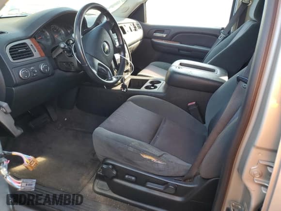 ✅ 2009 Chevrolet Suburban 1LT • VIN: 1GNFK26329R287777 • Lot: 77907904. Wystawiony na Copart z przebiegiem 171 604 mil. Bezpłatny archiwum sprzedaży aukcyjnych z USA i szczegółowy raport historii pojazdu na DreamBid. Zdjęcie 7.