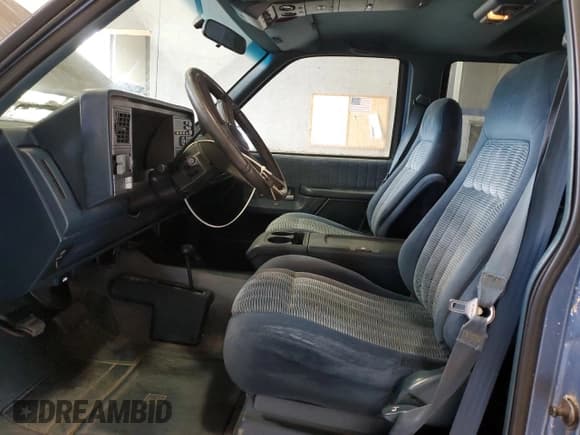 ✅ 1994 GMC Suburban • VIN: 1GKFK16K3RJ725171 • Lot: 57914635. Wystawiony na Copart z przebiegiem 226 183 mil. Bezpłatny archiwum sprzedaży aukcyjnych z USA i szczegółowy raport historii pojazdu na DreamBid. Zdjęcie 7.