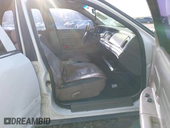 ✅ 1999 Ford Crown Victoria Police • VIN: 2FAFP71W3XX138151 • Lot: 42743610. Wystawiony na IAAI z przebiegiem 155 223 mil. Bezpłatny archiwum sprzedaży aukcyjnych z USA i szczegółowy raport historii pojazdu na DreamBid. Zdjęcie 5.