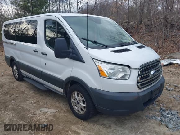 ✅ 2015 Ford Transit XL • VIN: 1FMZK1YM0FKA73392 • Lot: 41934194. Wystawiony na IAAI z przebiegiem 134 281 mil. Bezpłatny archiwum sprzedaży aukcyjnych z USA i szczegółowy raport historii pojazdu na DreamBid. Zdjęcie 1.