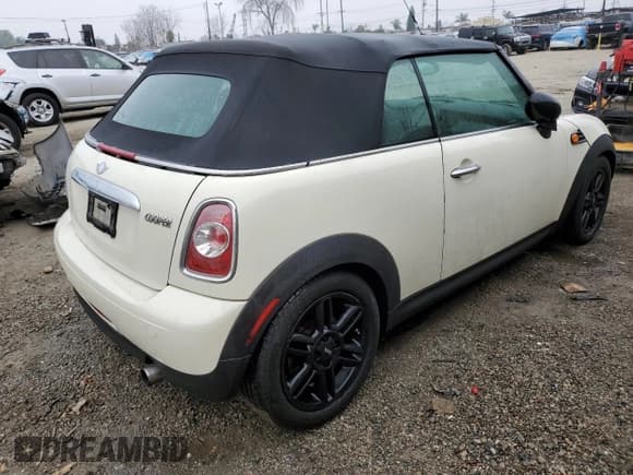 ✅ 2014 MINI Convertible • VIN: WMWZN3C55ET860996 • Lot: 43663525. Wystawiony na Copart z przebiegiem 140 387 mil. Bezpłatny archiwum sprzedaży aukcyjnych z USA i szczegółowy raport historii pojazdu na DreamBid. Zdjęcie 3.