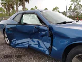 2021 Dodge Challenger SXT z VIN 2C3CDZAG2MH520899, wystawiony jako IAAI lot #43249657 z przebiegiem 64 330 mil mil oraz . Historia ofert i sprzedaży dostępna na DreamBid. Obrazek 6.