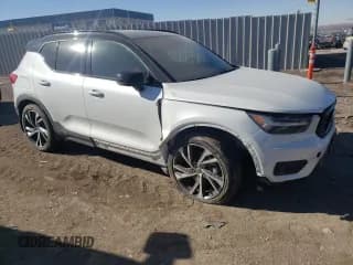 ✅ 2020 Volvo XC40 R-Design • VIN: YV4162UM1L2270002 • Lot: 39321993. Wystawiony na Copart z przebiegiem 27 118 mil. Bezpłatny archiwum sprzedaży aukcyjnych z USA i szczegółowy raport historii pojazdu na DreamBid. Zdjęcie 4.