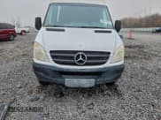 ✅ 2011 Mercedes-Benz Sprinter Cargo • VIN: WD3PE8CCXB5525927 • Lot: 93947625. Wystawiony na Copart z przebiegiem Nie podano. Bezpłatny archiwum sprzedaży aukcyjnych z USA i szczegółowy raport historii pojazdu na DreamBid. Zdjęcie 5.