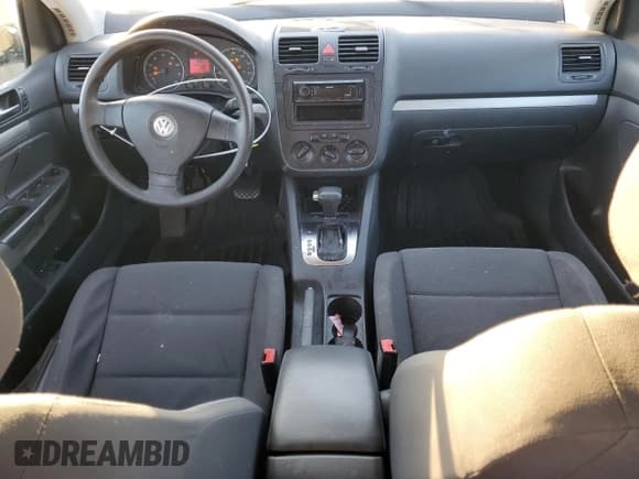 ✅ 2009 Volkswagen Rabbit S • VIN: WVWDB71KX9W028483 • Lot: 89188435. Wystawiony na Copart z przebiegiem 156 605 mil. Bezpłatny archiwum sprzedaży aukcyjnych z USA i szczegółowy raport historii pojazdu na DreamBid. Zdjęcie 8.