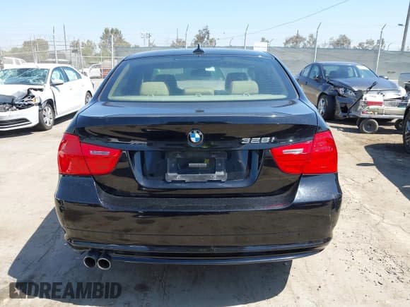 ✅ 2011 BMW 3 Series 328i xDrive • VIN: WBAPK7C57BA972469 • Lot: 42873163. Listed on IAAI with 113,771 mi. Free auction sales archive from the USA and detailed vehicle history report at DreamBid. Image 16.