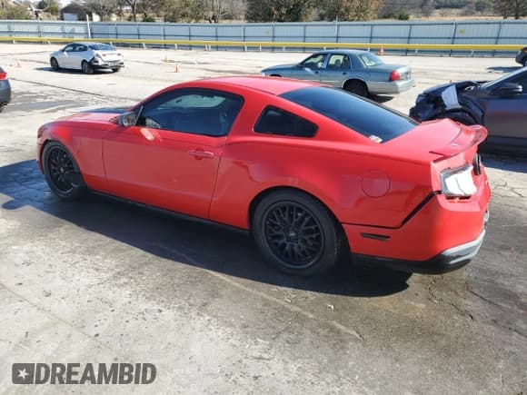 ✅ 2010 Ford Mustang V6 • VIN: 1ZVBP8AN2A5114371 • Лот: 92359315. Опубликован ранее на Copart с пробегом 133 093 миль. Бесплатный доступ к архиву аукционных продаж из США и подробный отчёт об истории автомобиля на DreamBid. Изображение 2.