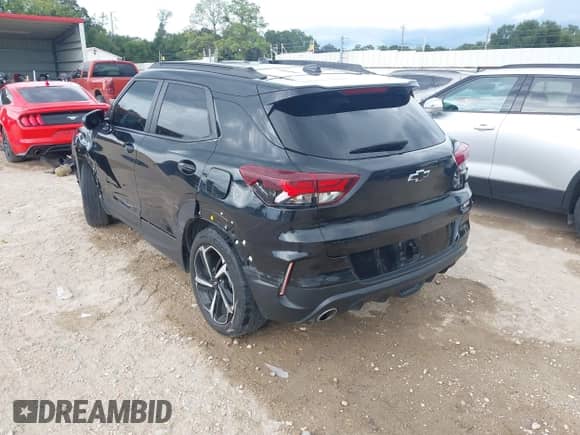 2023 Chevrolet TrailBlazer RS z VIN KL79MTSL4PB125521, wystawiony jako IAAI lot #42979358 z przebiegiem 80 834 mil mil oraz . Historia ofert i sprzedaży dostępna na DreamBid. Obrazek 3.