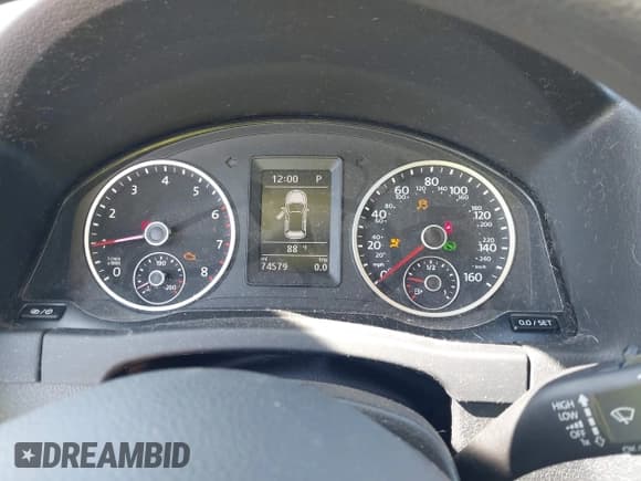 ✅ 2018 Volkswagen Tiguan • VIN: WVGBV7AX3JK003751 • Lot: 42627155. Wystawiony na IAAI z przebiegiem 74 579 mil. Bezpłatny archiwum sprzedaży aukcyjnych z USA i szczegółowy raport historii pojazdu na DreamBid. Zdjęcie 15.