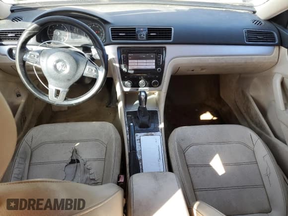 ✅ 2012 Volkswagen Passat SE • VIN: 1VWBH7A32CC108588 • Lot: 42416015. Wystawiony na Copart z przebiegiem 219 059 mil. Bezpłatny archiwum sprzedaży aukcyjnych z USA i szczegółowy raport historii pojazdu na DreamBid. Zdjęcie 8.