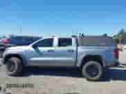 2025 Chevrolet Colorado 4WD Trail Boss z VIN 1GCPTEEK9S1140249, wystawiony jako IAAI lot #42899911 z przebiegiem 9 528 mil mil oraz . Historia ofert i sprzedaży dostępna na DreamBid. Obrazek 15.