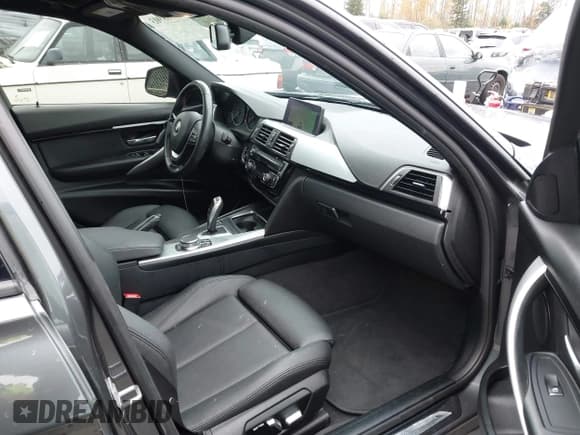 ✅ 2018 BMW 3 Series 330i xDrive • VIN: WBA8D9C53JEB35707 • Лот: 43708903. Опубликован ранее на IAAI с пробегом 87 359 миль. Бесплатный доступ к архиву аукционных продаж из США и подробный отчёт об истории автомобиля на DreamBid. Изображение 5.