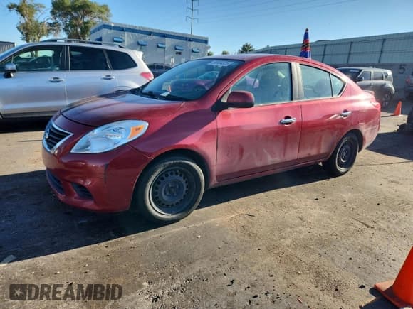 ✅ 2013 Nissan Versa SV • VIN: 3N1CN7AP6DL880085 • Lot: 80584525. Wystawiony na Copart z przebiegiem 153 138 mil. Bezpłatny archiwum sprzedaży aukcyjnych z USA i szczegółowy raport historii pojazdu na DreamBid. Zdjęcie 1.