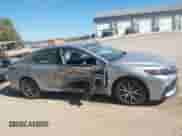 2022 Toyota Camry SE z VIN 4T1G11AK5NU018670, wystawiony jako IAAI lot #43344974 z przebiegiem 122 219 mil mil oraz . Historia ofert i sprzedaży dostępna na DreamBid. Obrazek 6.