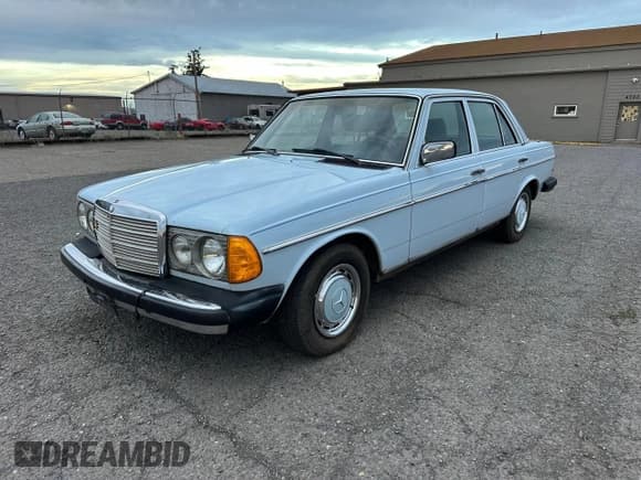✅ 1979 Mercedes-Benz 240 • VIN: 12312310098357 • Lot: 78501814. Wystawiony na Copart z przebiegiem 283 252 mil. Bezpłatny archiwum sprzedaży aukcyjnych z USA i szczegółowy raport historii pojazdu na DreamBid. Zdjęcie 2.