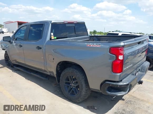 ✅ 2020 Chevrolet Silverado 1500 LT Trail Boss • VIN: 3GCPYFED2LG273673 • Lot: 42888954. Wystawiony na IAAI z przebiegiem 125 577 mil. Bezpłatny archiwum sprzedaży aukcyjnych z USA i szczegółowy raport historii pojazdu na DreamBid. Zdjęcie 3.