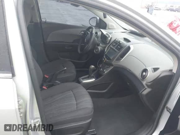 2015 Chevrolet Sonic LT z VIN 1G1JC6SBXF4126843, wystawiony jako IAAI lot #42652736 z przebiegiem Nie podano mil oraz . Historia ofert i sprzedaży dostępna na DreamBid. Obrazek 5.