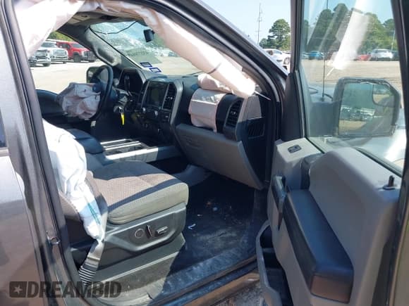 ✅ 2017 Ford F-150 XL • VIN: 1FTEW1CP7HKE10281 • Lot: 43227084. Wystawiony na IAAI z przebiegiem Nie podano. Bezpłatny archiwum sprzedaży aukcyjnych z USA i szczegółowy raport historii pojazdu na DreamBid. Zdjęcie 5.