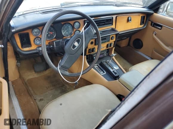 ✅ 1984 Jaguar XJ • VIN: SAJAV1348EC378486 • Лот: 71057415. Опубликован ранее на Copart с пробегом 129 417 миль. Бесплатный доступ к архиву аукционных продаж из США и подробный отчёт об истории автомобиля на DreamBid. Изображение 8.