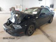 ✅ 2013 Ford Mustang V6 • VIN: 1ZVBP8EM6D5236821 • Lot: 43546803. Wystawiony na IAAI z przebiegiem 103 855 mil. Bezpłatny archiwum sprzedaży aukcyjnych z USA i szczegółowy raport historii pojazdu na DreamBid. Zdjęcie 2.