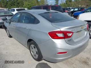 2018 Chevrolet Cruze LS z VIN 1G1BC5SM3J7145922, wystawiony jako IAAI lot #43320971 z przebiegiem 131 143 mil mil oraz . Historia ofert i sprzedaży dostępna na DreamBid. Obrazek 3.