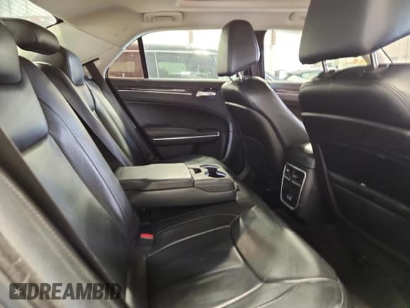 ✅ 2015 Chrysler 300 Limited • VIN: 2C3CCARG7FH803360 • Lot: 89573865. Wystawiony na Copart z przebiegiem 147 861 mil. Bezpłatny archiwum sprzedaży aukcyjnych z USA i szczegółowy raport historii pojazdu na DreamBid. Zdjęcie 10.