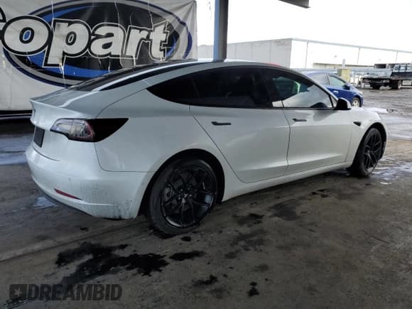 ✅ 2022 Tesla Model 3 • VIN: 5YJ3E1EA6NF298598 • Lot: 81917005. Wystawiony na Copart z przebiegiem 31 030 mil. Bezpłatny archiwum sprzedaży aukcyjnych z USA i szczegółowy raport historii pojazdu na DreamBid. Zdjęcie 3.
