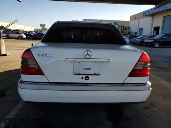 ✅ 1997 Mercedes-Benz C 230/260/280/320 • VIN: WDBHA28E8VF557141 • Lot: 50569695. Wystawiony na Copart z przebiegiem 182 339 mil. Bezpłatny archiwum sprzedaży aukcyjnych z USA i szczegółowy raport historii pojazdu na DreamBid. Zdjęcie 6.