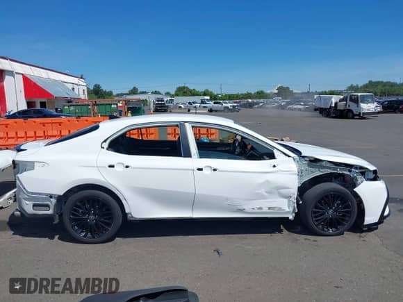 2022 Toyota Camry SE z VIN 4T1G11AK5NU075077, wystawiony jako IAAI lot #42359500 z przebiegiem 35 938 mil mil oraz . Historia ofert i sprzedaży dostępna na DreamBid. Obrazek 14.