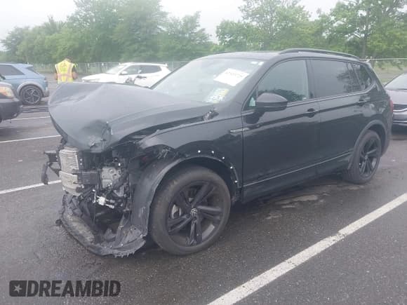 ✅ 2024 Volkswagen Tiguan SE R-Line Black • VIN: 3VV8B7AX4RM048758 • Lot: 42523725. Wystawiony na IAAI z przebiegiem 14 415 mil. Bezpłatny archiwum sprzedaży aukcyjnych z USA i szczegółowy raport historii pojazdu na DreamBid. Zdjęcie 2.