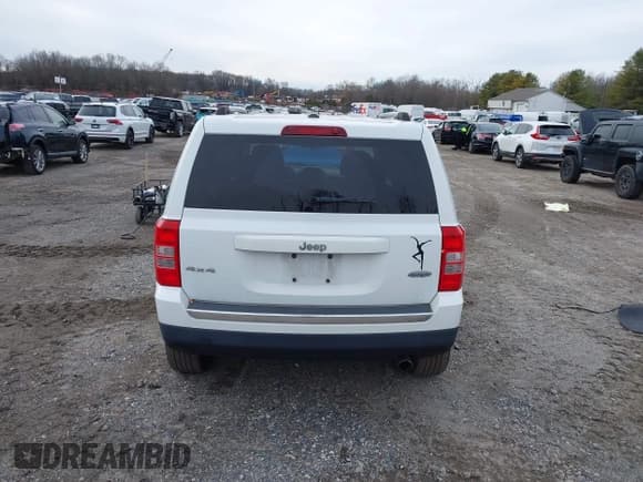 ✅ 2016 Jeep Patriot High Altitude • VIN: 1C4NJRFB1GD534983 • Lot: 43884048. Wystawiony na IAAI z przebiegiem 123 151 mil. Bezpłatny archiwum sprzedaży aukcyjnych z USA i szczegółowy raport historii pojazdu na DreamBid. Zdjęcie 16.