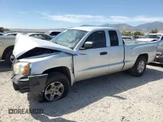 2005 Dodge Dakota SLT z VIN 1D7HE42K25S251047, wystawiony jako Copart lot #66399585 z przebiegiem 53 708 mil mil oraz Szkoda całkowita • Salvage title. Historia ofert i sprzedaży dostępna na DreamBid. Obrazek 1.