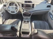 ✅ 2013 Toyota Sienna SE • VIN: 5TDXK3DC1DS398191 • Лот: 92412455. Опубликован ранее на Copart с пробегом 232 760 миль. Бесплатный доступ к архиву аукционных продаж из США и подробный отчёт об истории автомобиля на DreamBid. Изображение 8.