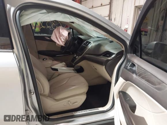 ✅ 2017 Lincoln MKC Reserve • VIN: 5LMCJ3D97HUL24614 • Lot: 43656322. Listed on IAAI with 102,680 mi. Free auction sales archive from the USA and detailed vehicle history report at DreamBid. Image 5.