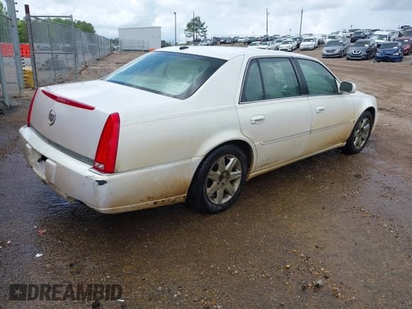 ✅ 2006 Cadillac DTS 1SB • VIN: 1G6KD57Y06U126675 • Lot: 42122625. Wystawiony na IAAI z przebiegiem 184 312 mil. Bezpłatny archiwum sprzedaży aukcyjnych z USA i szczegółowy raport historii pojazdu na DreamBid. Zdjęcie 4.
