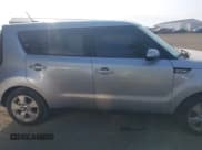 ✅ 2019 Kia Soul • VIN: KNDJN2A20K7021961 • Lot: 42811363. Wystawiony na IAAI z przebiegiem 104 644 mil. Bezpłatny archiwum sprzedaży aukcyjnych z USA i szczegółowy raport historii pojazdu na DreamBid. Zdjęcie 13.