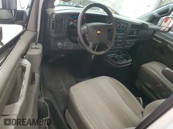 ✅ 2019 Chevrolet Express Passenger LT • VIN: 1GAZGPFG2K1264794 • Lot: 80085085. Wystawiony na Copart z przebiegiem 76 561 mil. Bezpłatny archiwum sprzedaży aukcyjnych z USA i szczegółowy raport historii pojazdu na DreamBid. Zdjęcie 8.