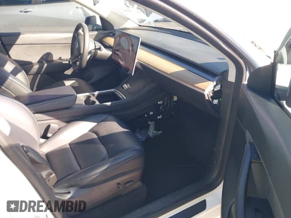 ✅ 2022 Tesla Model Y Long Range • VIN: 7SAYGDEE2NF385647 • Lot: 43434361. Wystawiony na IAAI z przebiegiem 86 365 mil. Bezpłatny archiwum sprzedaży aukcyjnych z USA i szczegółowy raport historii pojazdu na DreamBid. Zdjęcie 5.