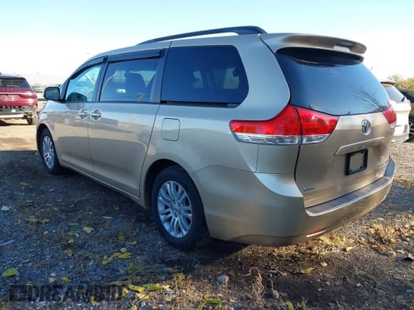 ✅ 2011 Toyota Sienna XLE • VIN: 5TDYK3DC5BS038682 • Lot: 43604542. Listed on IAAI with 58,938 mi. Free auction sales archive from the USA and detailed vehicle history report at DreamBid. Image 3.