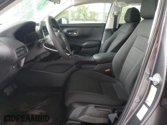 ✅ 2025 Honda HR-V LX • VIN: 3CZRZ1H34SM730263 • Лот: 58817795. Опубликован ранее на Copart с пробегом 8 863 миль. Бесплатный доступ к архиву аукционных продаж из США и подробный отчёт об истории автомобиля на DreamBid. Изображение 7.