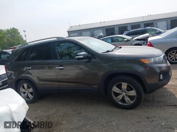✅ 2013 Kia Sorento EX • VIN: 5XYKUDA23DG394811 • Lot: 42491553. Wystawiony na IAAI z przebiegiem 181 279 mil. Bezpłatny archiwum sprzedaży aukcyjnych z USA i szczegółowy raport historii pojazdu na DreamBid. Zdjęcie 13.