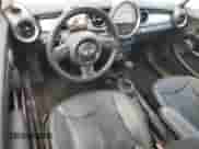 2013 MINI Hardtop z VIN WMWSU3C58DT680091, wystawiony jako Copart lot #60896275 z przebiegiem 136 767 mil mil oraz Czysty tytuł • Clean title. Historia ofert i sprzedaży dostępna na DreamBid. Obrazek 8.